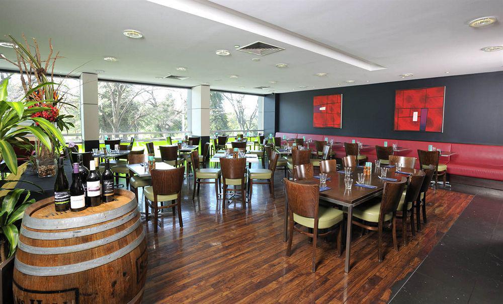 Mercure Melbourne Treasury Gardens Restoran foto